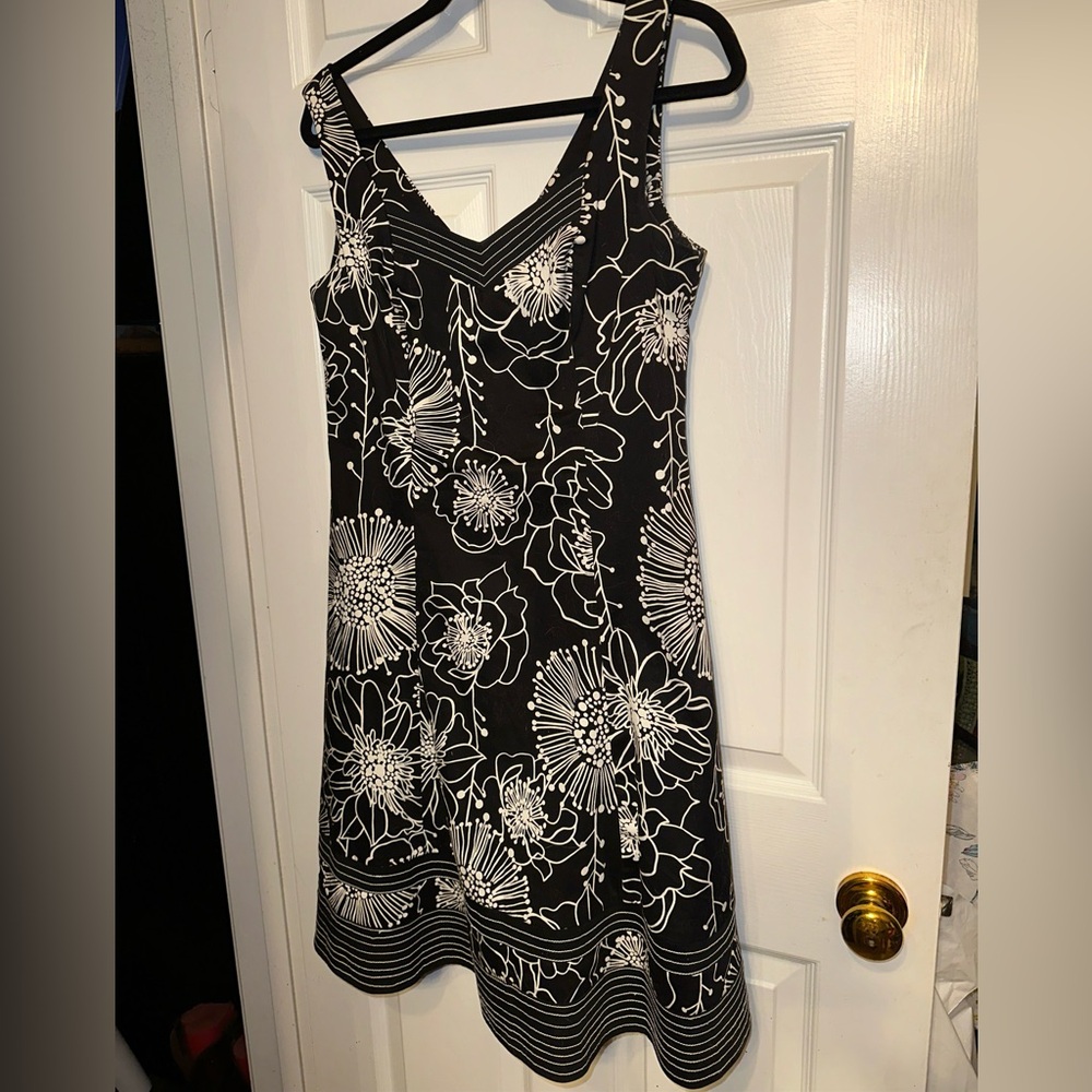 AGB Dress Women's Sz 10 Black White Sleeveless V-Neck Floral Print Cotton Blend